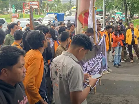 Ilustrasi artikel Bem UNM Gelar Aksi Demo di Polda Sulsel, Tuntut Kepastian Kasus Rektor UNM