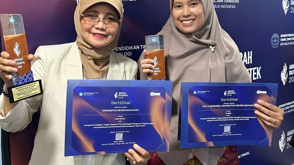 Plh Rektor UNM bersama Sella Mawarni, dosen yang meraih penghargaan (Foto Ist)