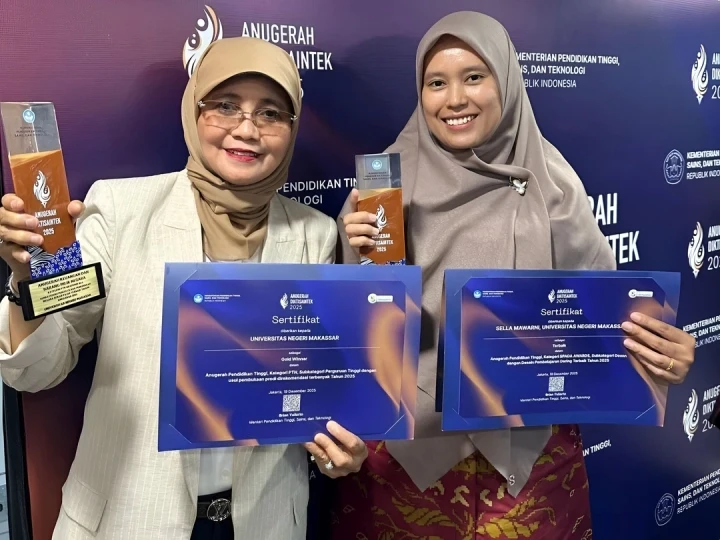 Plh Rektor UNM bersama Sella Mawarni, dosen yang meraih penghargaan (Foto Ist)